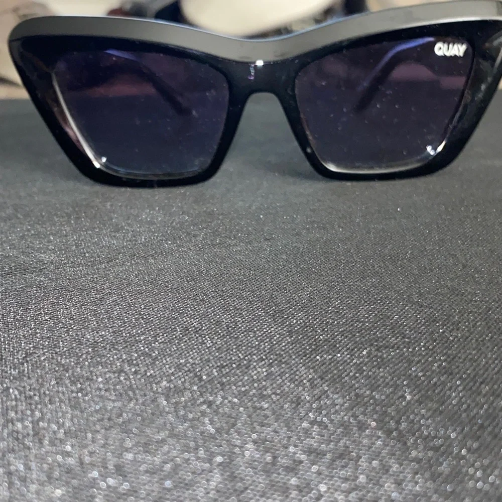 Quay Australia Dark Cat-Eye Sunglasses‎ On The Radio good clean condition